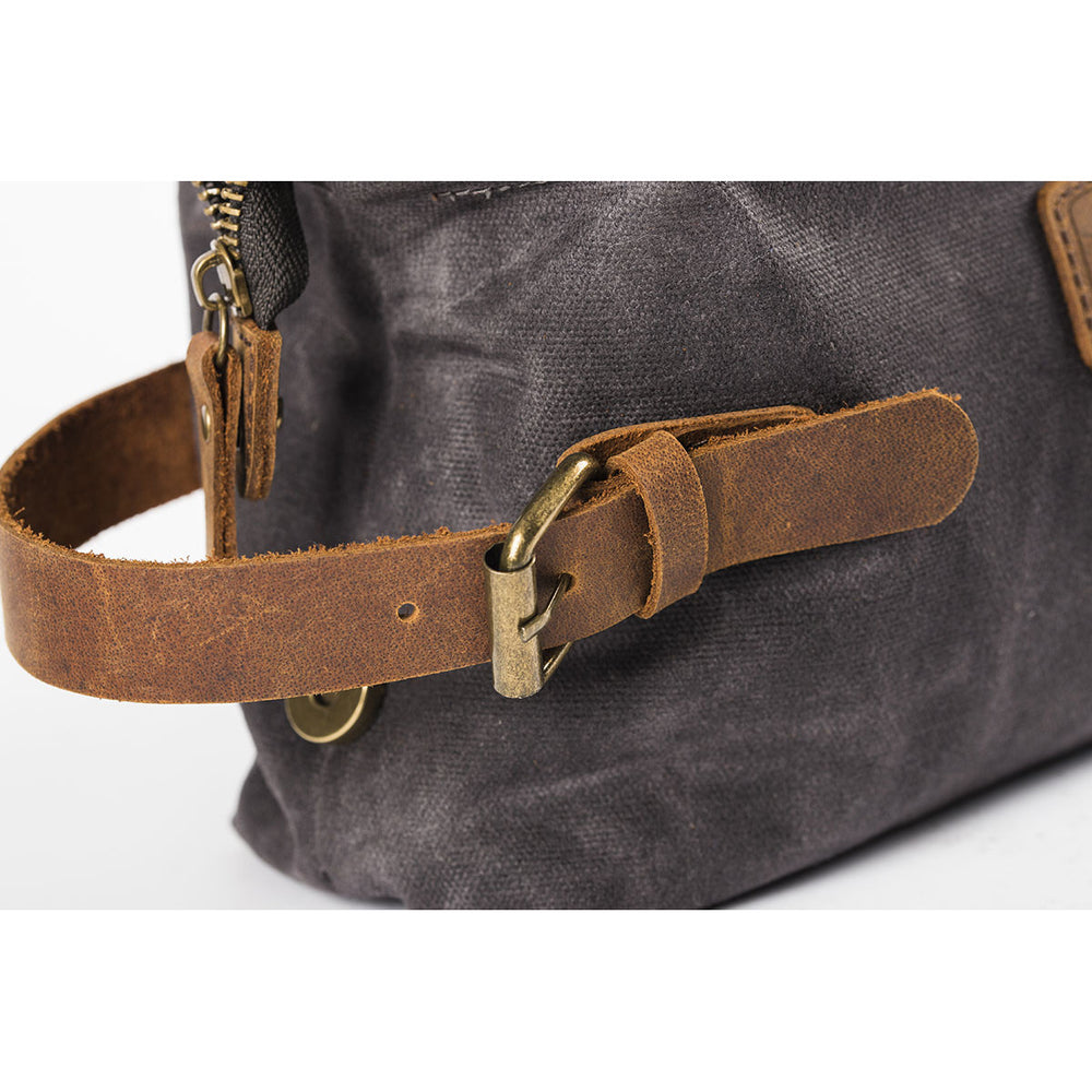
                  
                    Trousse de Toilette Baroudeur et Baroudeuse
                  
                