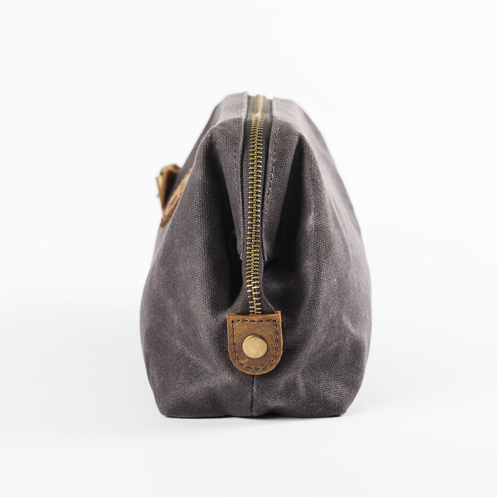 
                  
                    Trousse de Toilette Baroudeur et Baroudeuse
                  
                